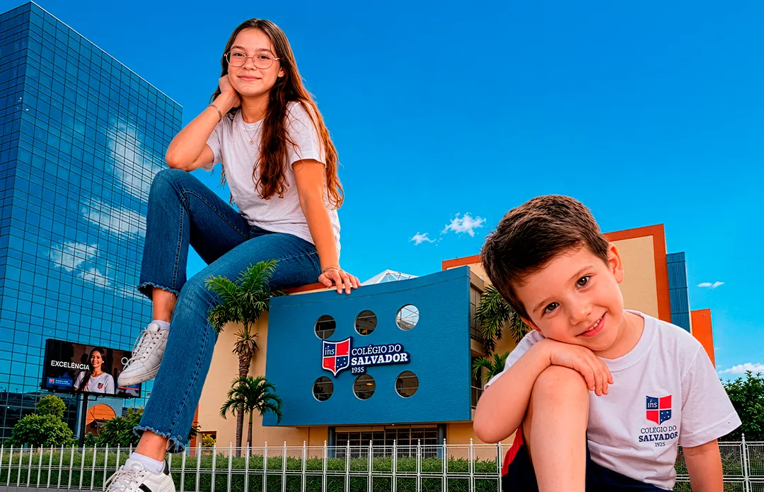Alunos em frente ao Colégio do Salvador